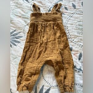 Size 3-6 Months.  Brown one piece. Perfect for warm Fall days